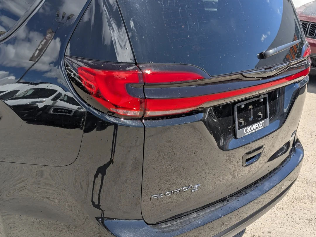 New 2026 Black Chrysler Select - - AWD - 3.6L Pentastar VVT V6 - S Appearance Pkg w/ 20 Whls & More! image 10