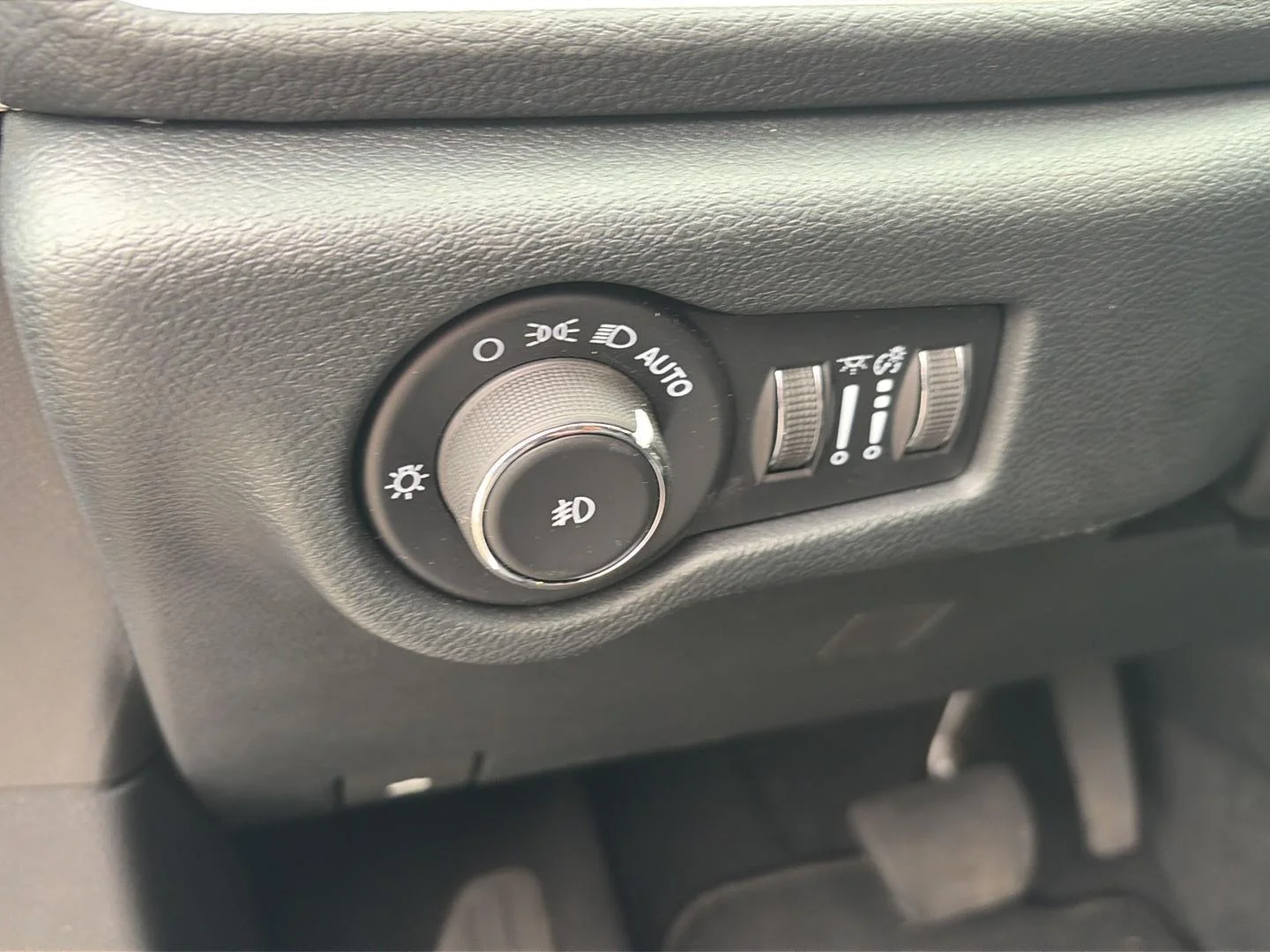 Used 2026 Silver Mist Clearcoat Chrysler Select image 10