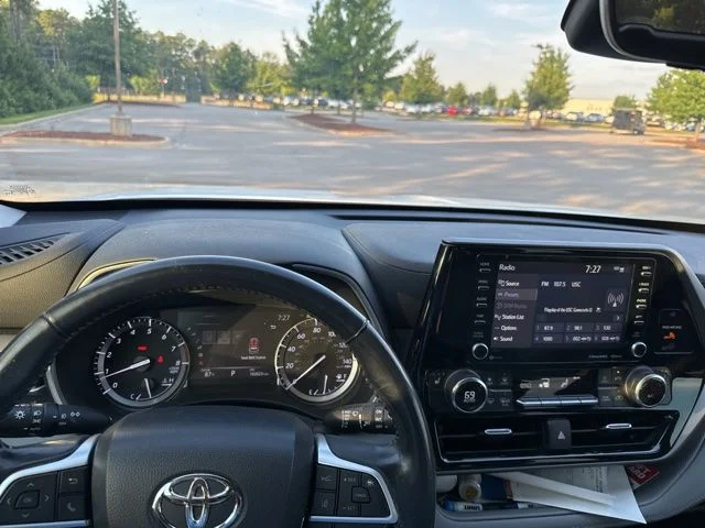 Used 2022 Pearl Toyota XLE image 4