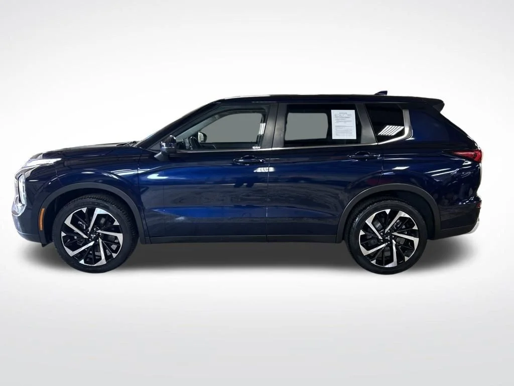 Used 2023  Mitsubishi SE image 2
