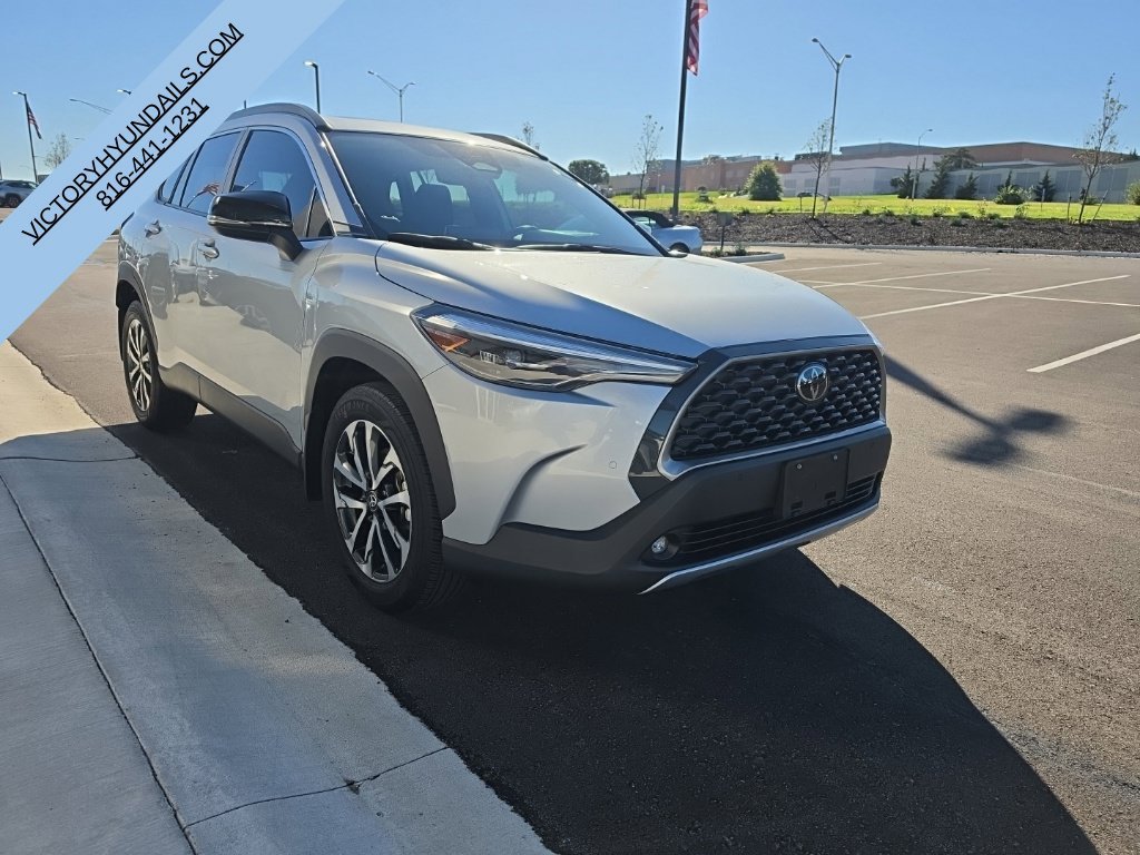 Used 2025 Silver Toyota XLE image 8
