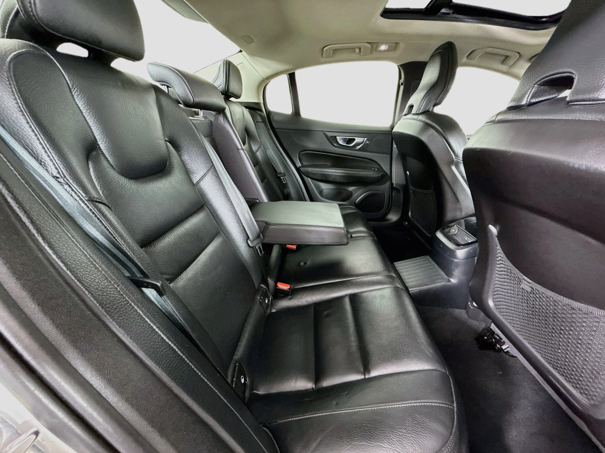 Used 2024 White Volvo Plus Dark Theme image 29