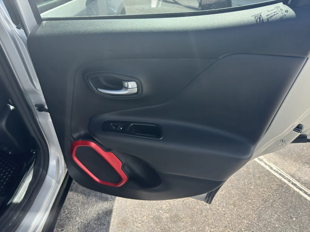 Used 2018 Glacier Metallic Jeep Trailhawk image 11