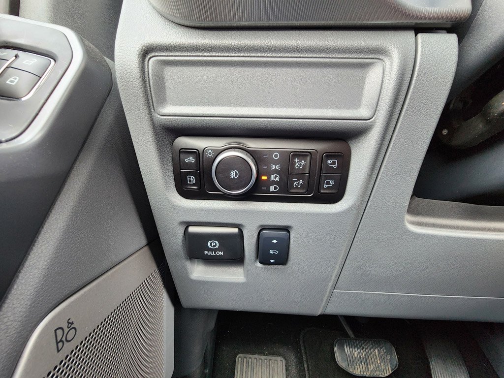 Used 2025 Oxford White Ford LARIAT image 16