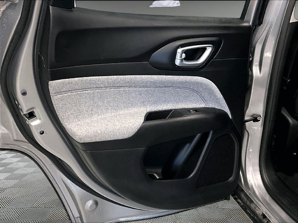 Used 2022 Silver Jeep Latitude image 20