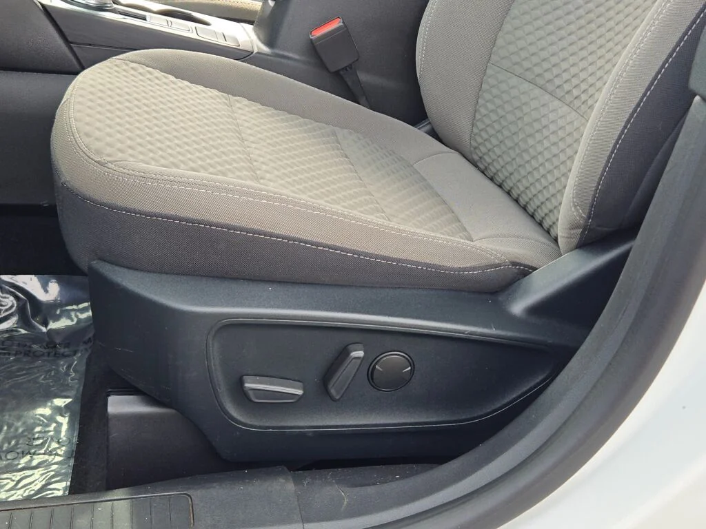 Used 2022 White Ford SE image 23