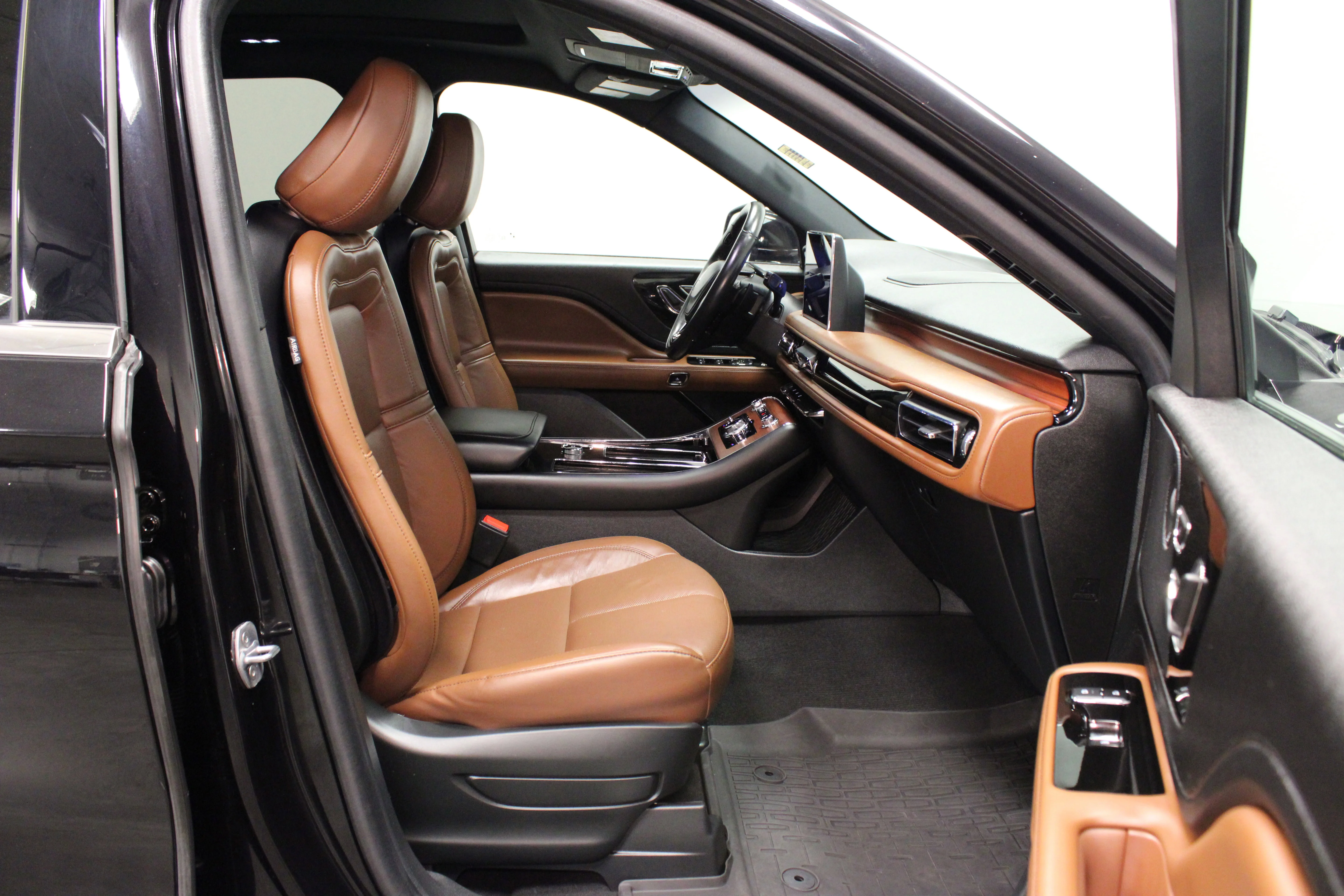 Used 2023 Black Metallic Lincoln Grand Touring image 17