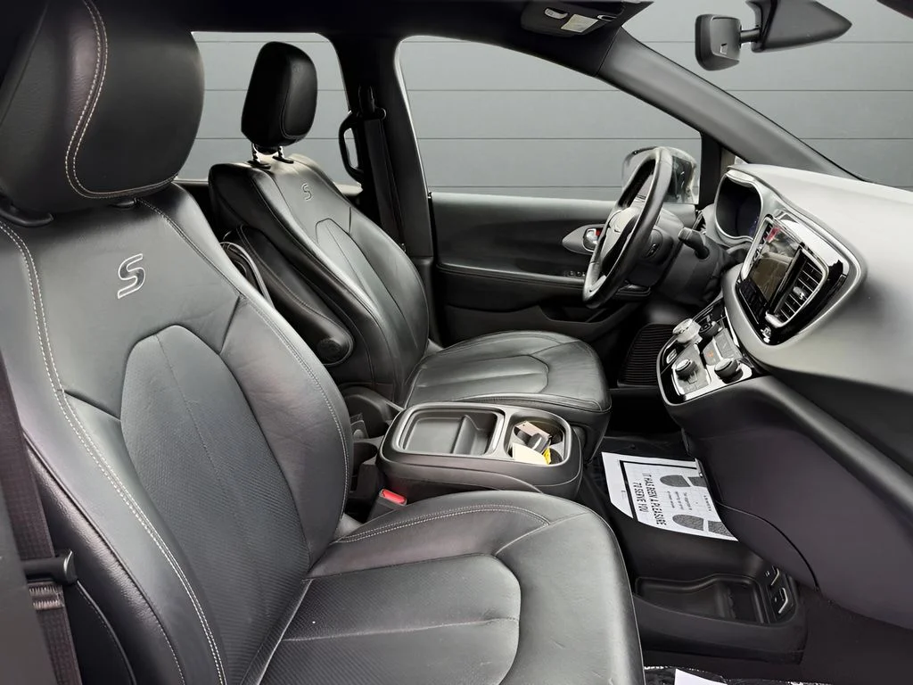 Used 2020 Black Chrysler Touring L image 12