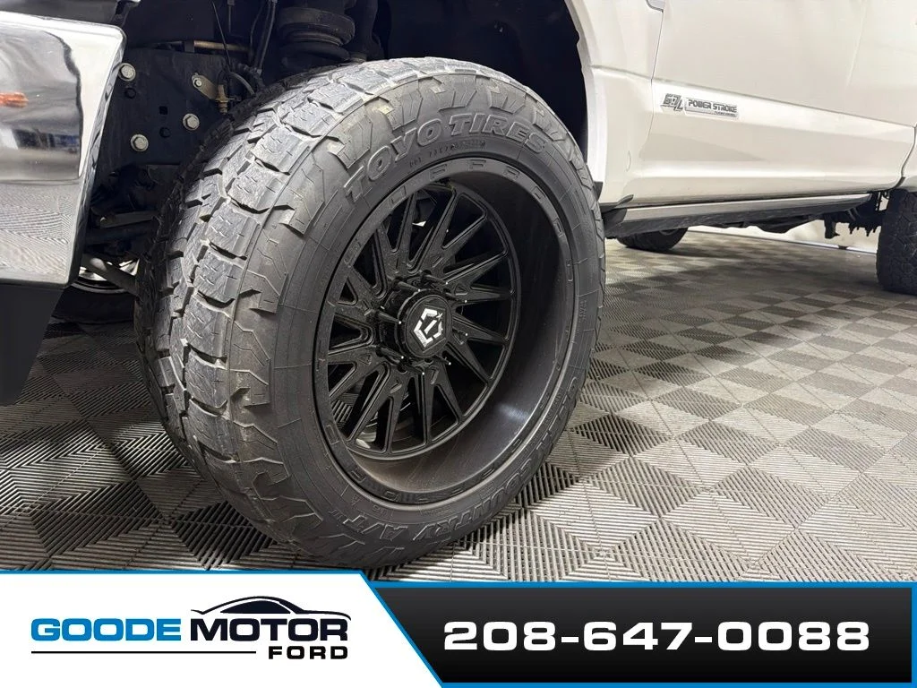 Certified Used 2017 White Platinum Clearcoat Metallic Ford Lariat image 27