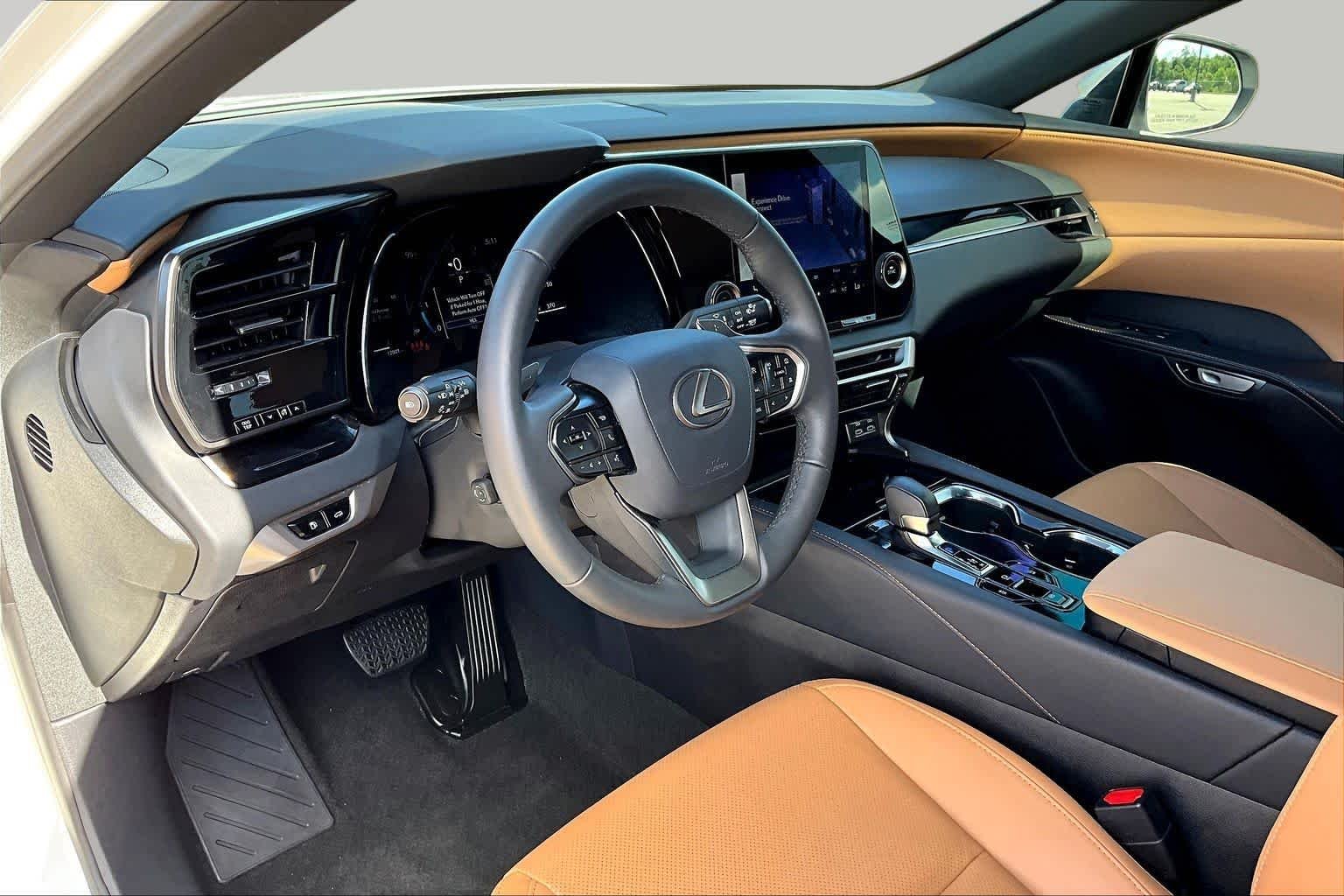 Used 2025 Eminent White Pearl Lexus  image 18