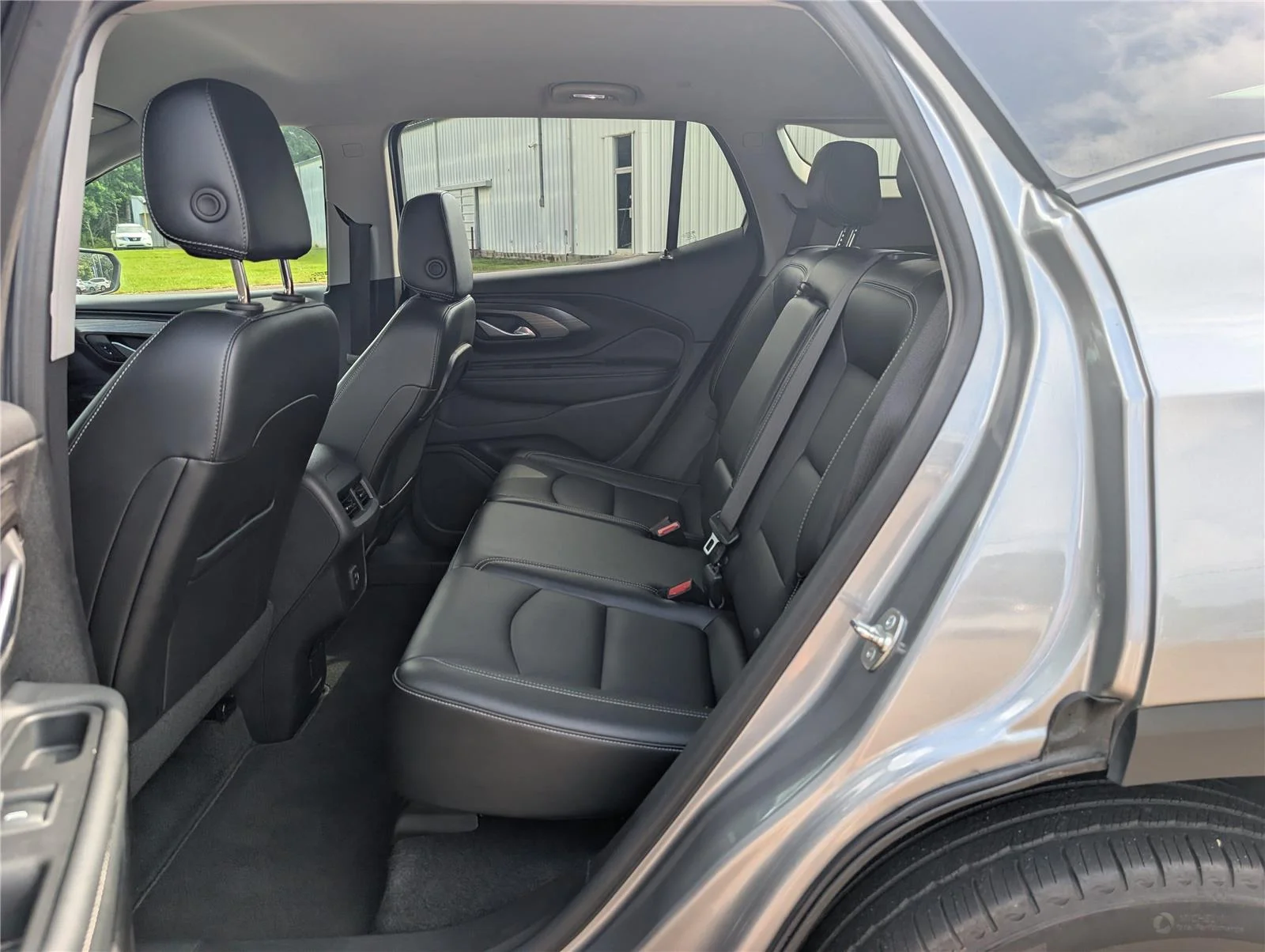 Used 2024 Sterling Metallic GMC SLT image 31
