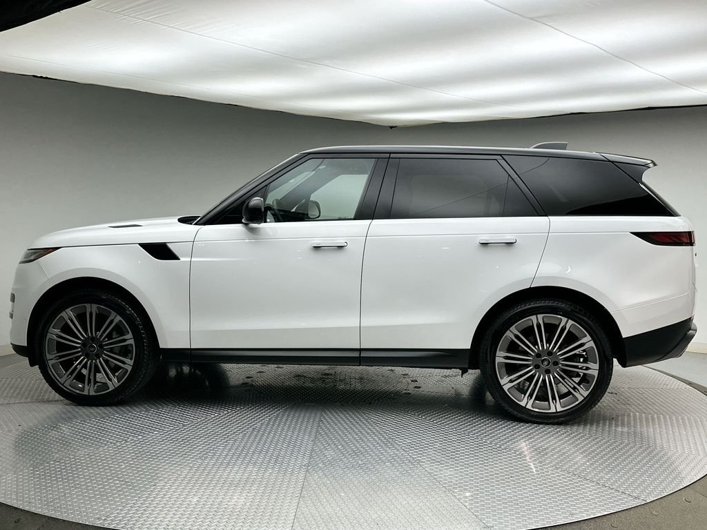 Used 2024 Fuji White Land Rover SE image 10