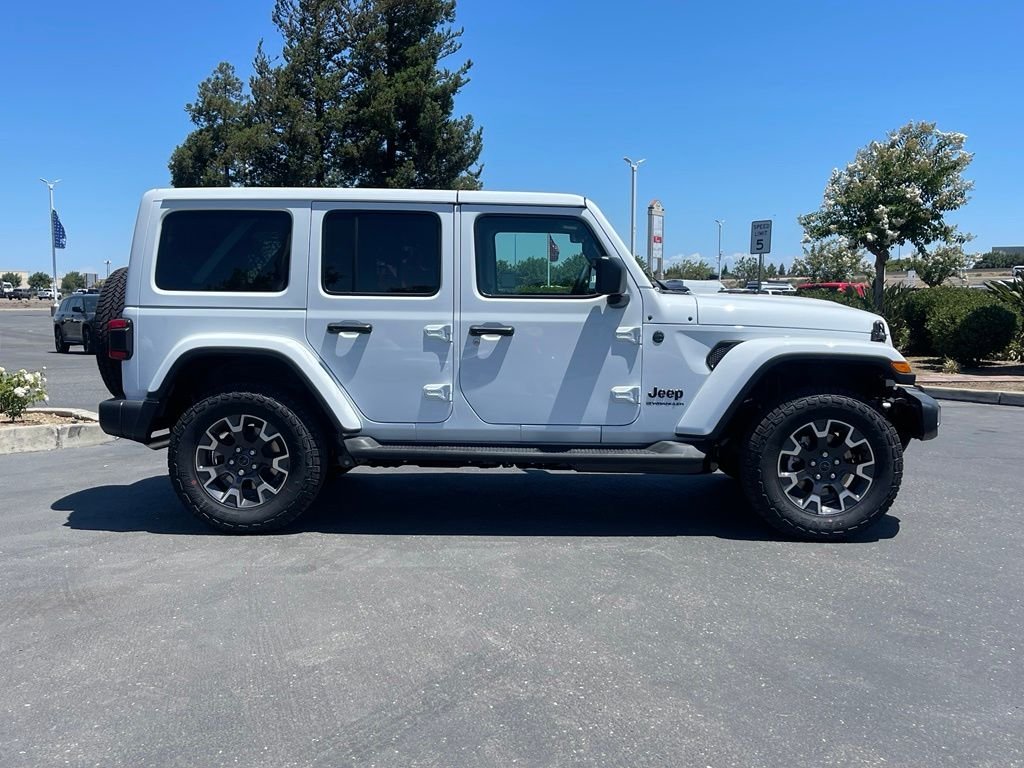 New 2026 Bright White Clear-Coat Exterior Paint Jeep Sahara image 3