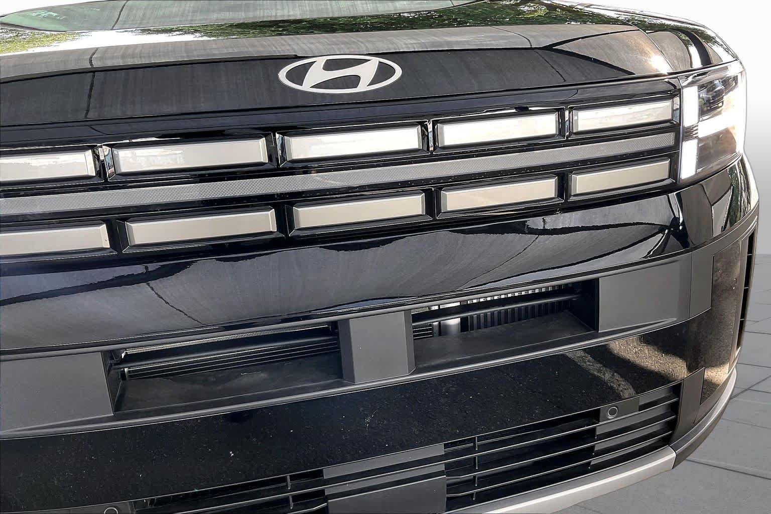 Used 2025 Phantom Black Hyundai SE image 30