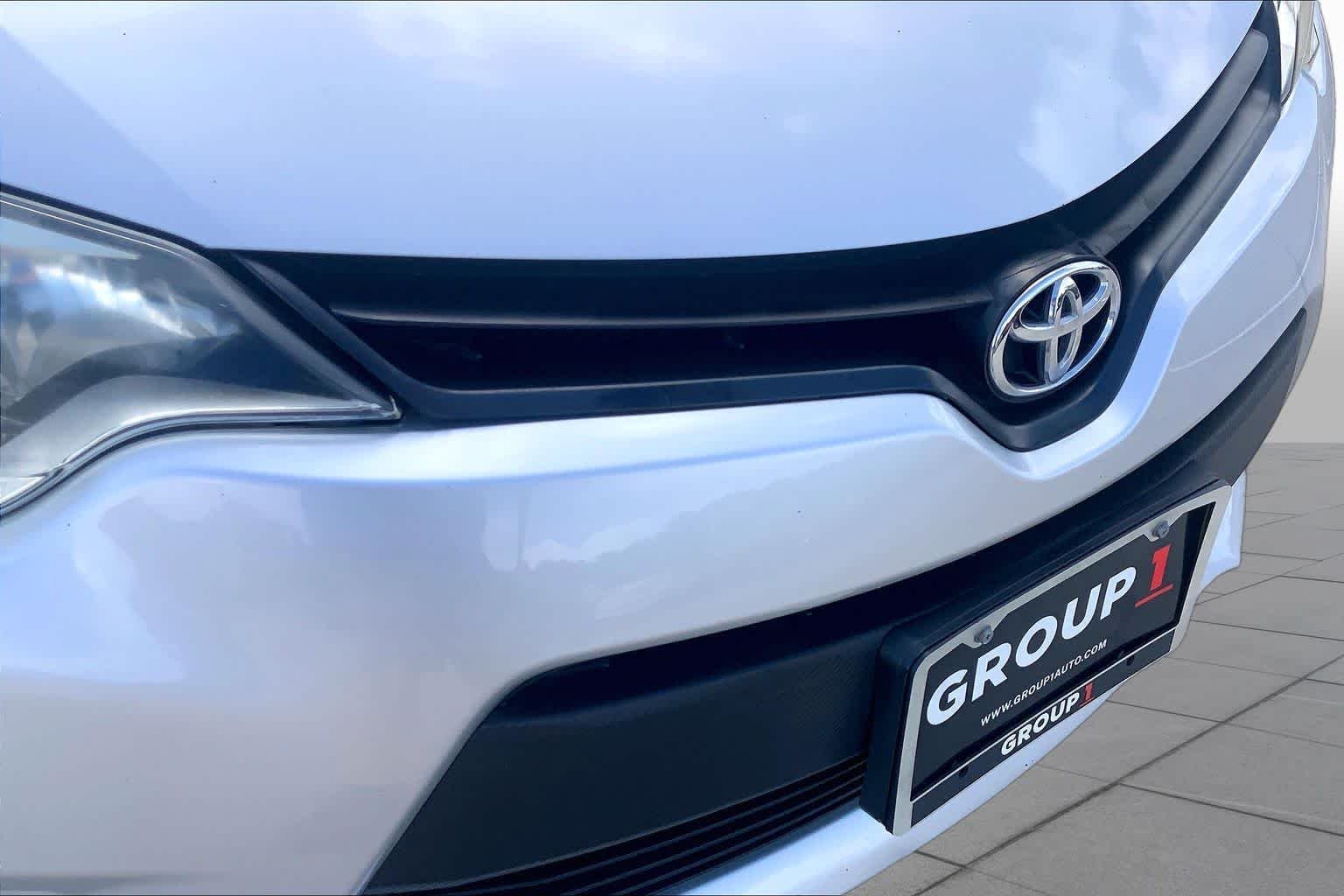 Used 2014 Classic Silver Metallic Toyota LE image 29