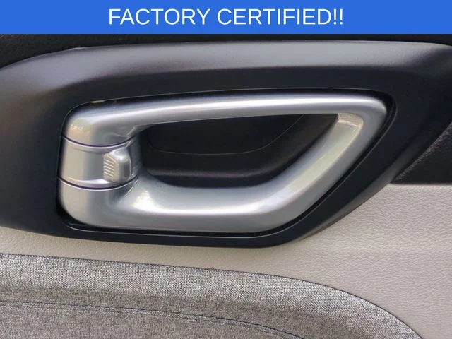 Used 2024 White Jeep Latitude image 28