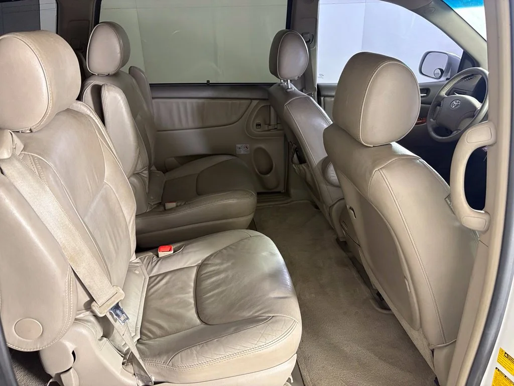 Used 2006 White Toyota XLE image 35