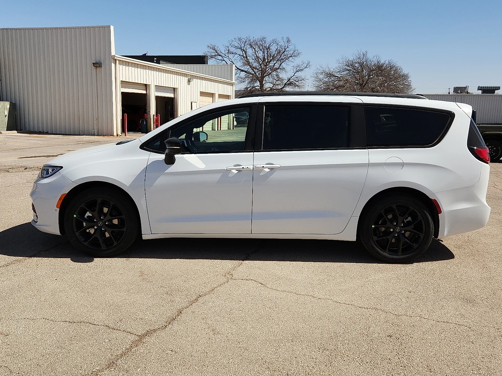 New 2026 Bright White Clear-Coat  Paint Chrysler LIMITED image 2