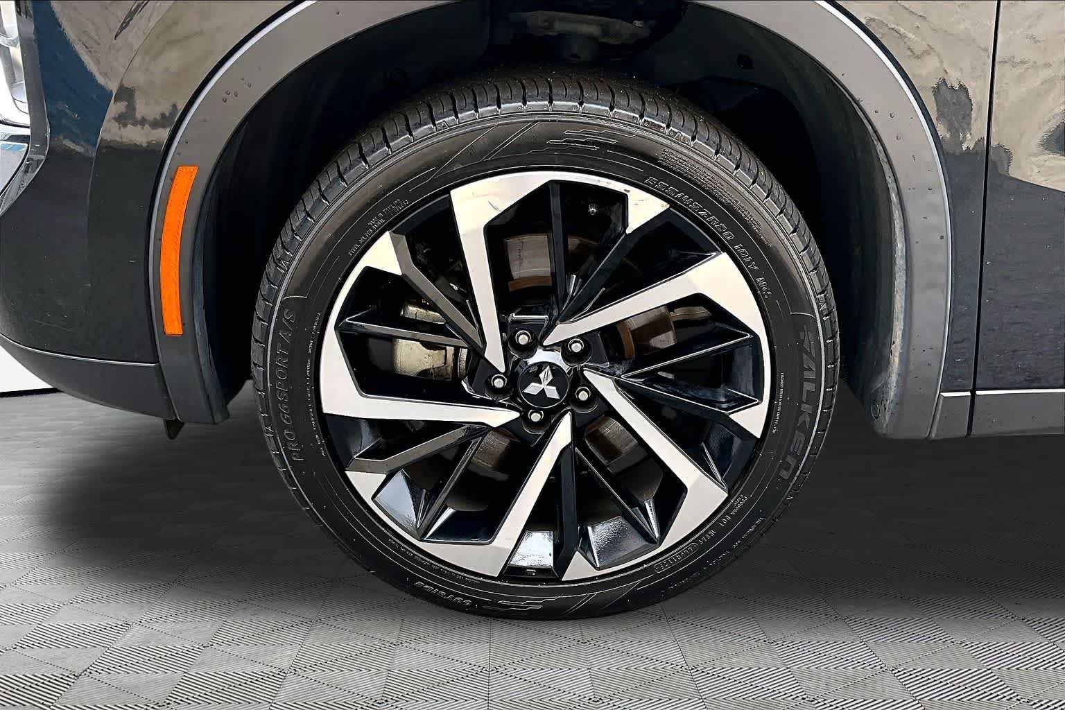 Used 2022 Black Diamond Mitsubishi SE image 11