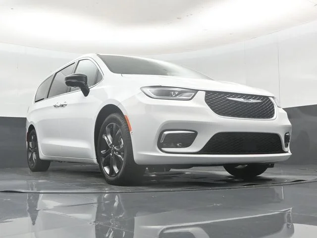 New 2026 Bright White Clear-Coat Exterior Paint Chrysler Limited image 51
