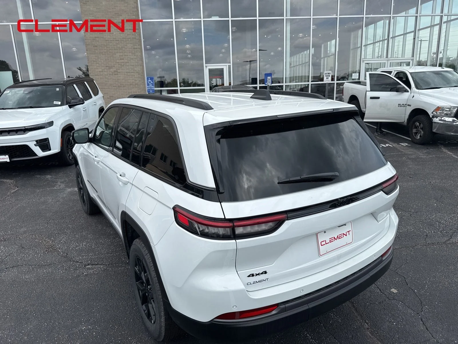 New 2026 Bright White Clear-Coat Exterior Paint Jeep Altitude image 6