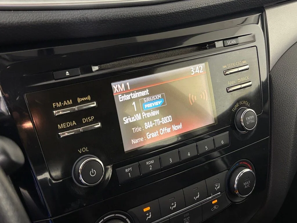 Used 2016 Red Nissan S image 22
