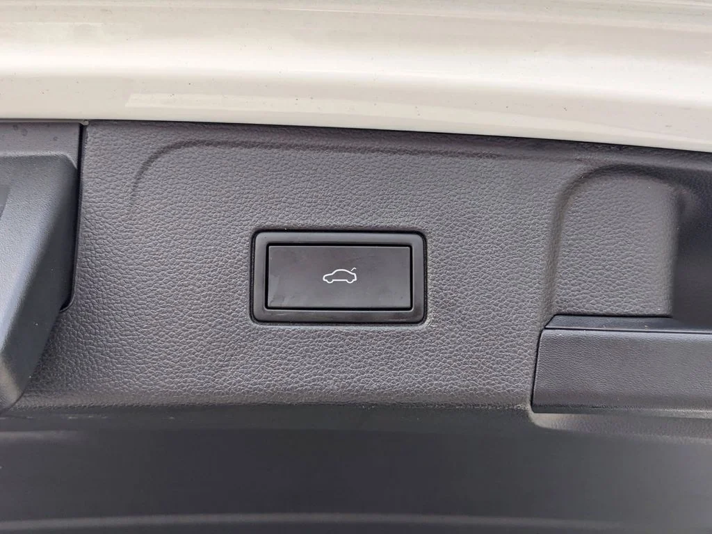 2023 Volkswagen Atlas SE w/Tech - Photo 11