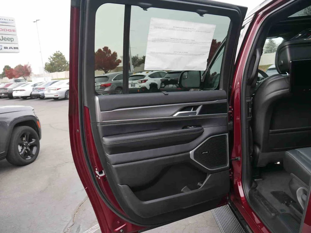 2025 Jeep Wagoneer L Series II - Photo 15