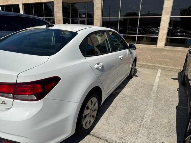 Used 2018 White Kia S image 4