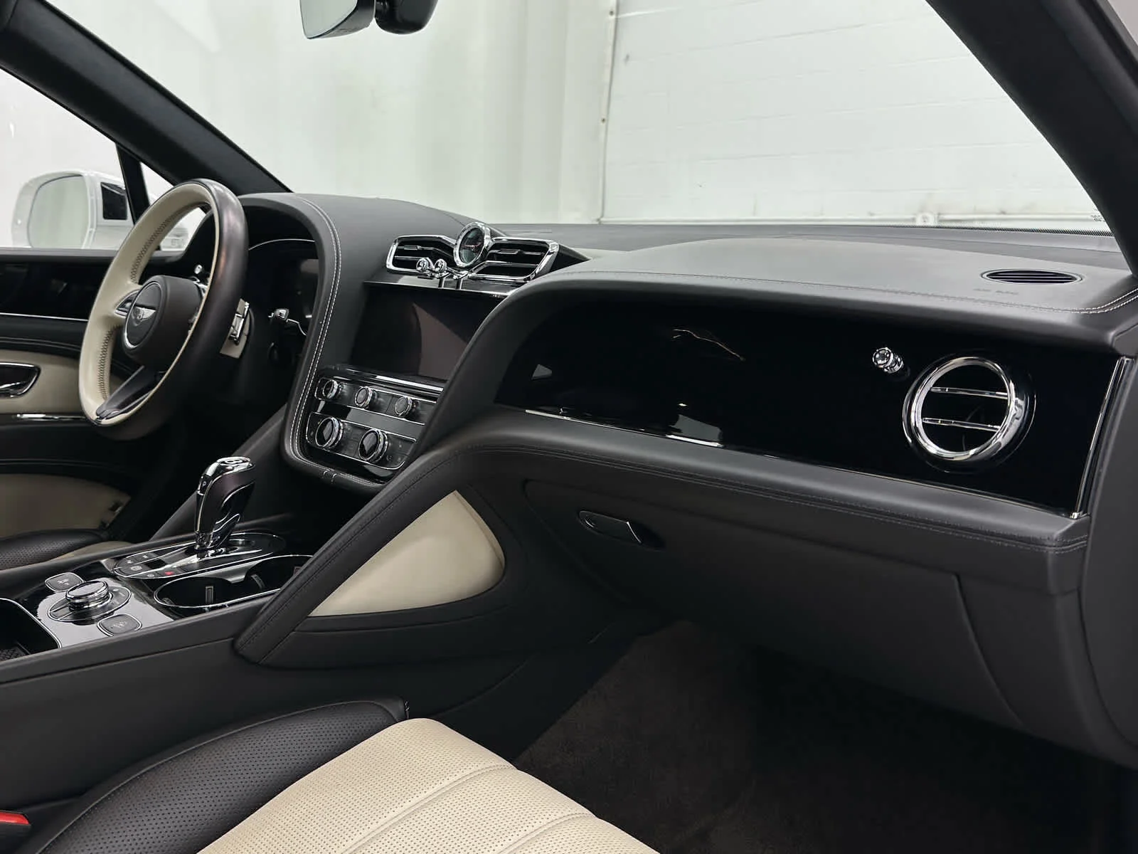 Used 2023 Glacier White Bentley V8 image 17