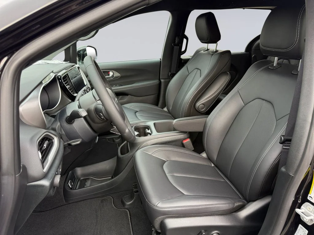 2025 Chrysler Voyager LX - Photo 11