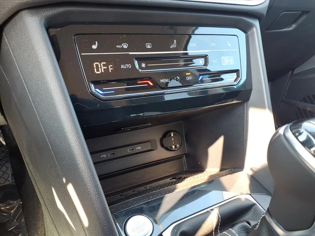 2025 Volkswagen Taos SE - Photo 11