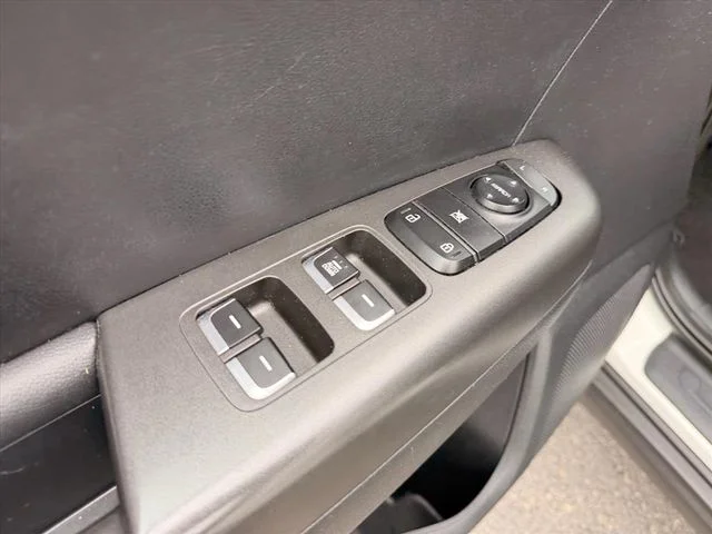 Used 2019 White Kia LX image 21