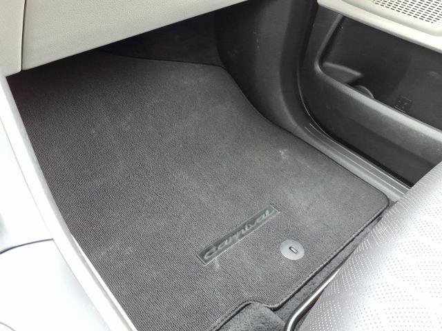 Used 2024 White Kia  image 33