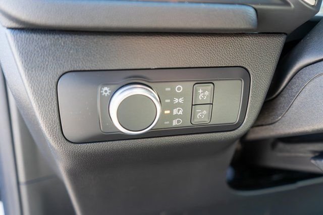 Used 2022 Oxford White Ford SE image 18