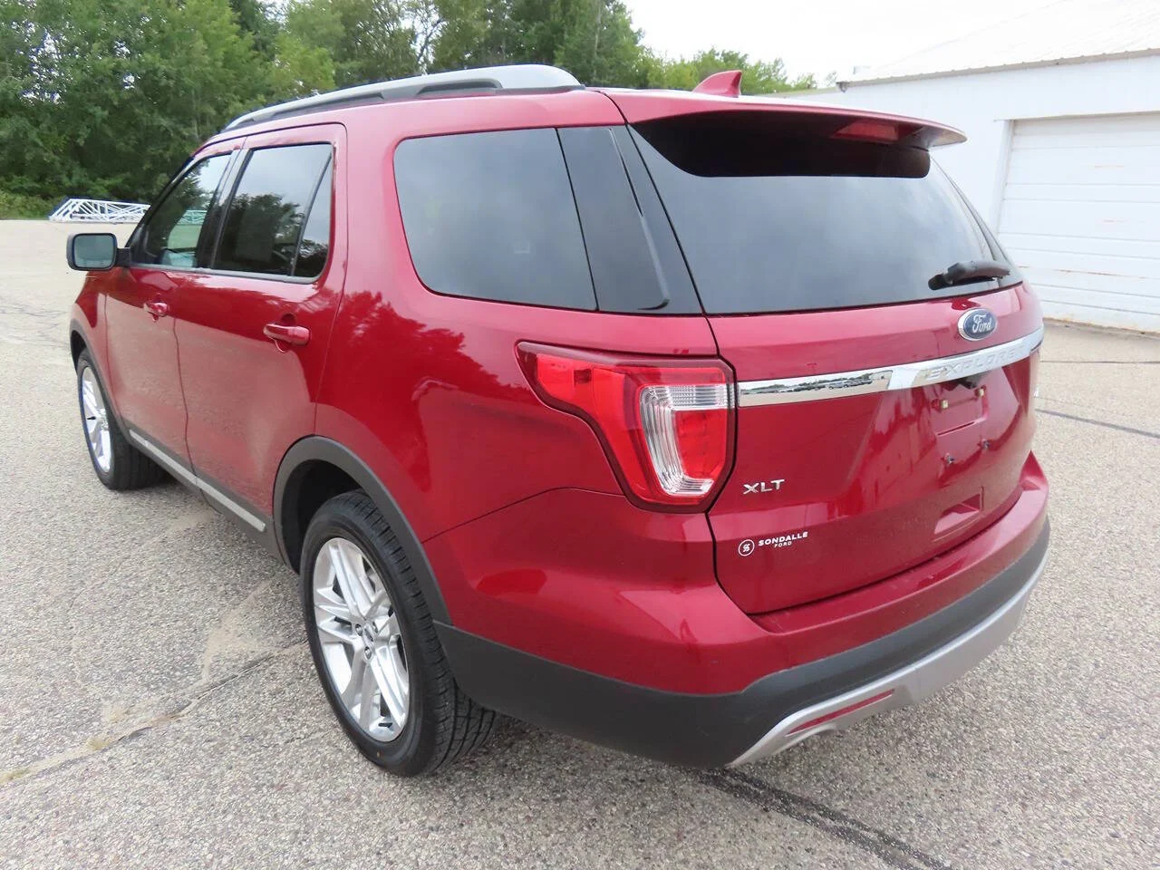 Used 2017 Ruby Red Metallic Tinted Clearcoat Ford XLT AWD 4dr SUV image 6