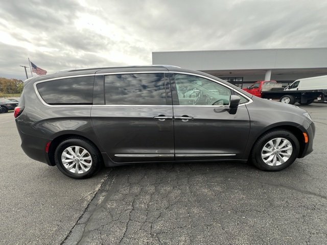 Used 2018 Chrysler Pacifica Touring L with VIN 2C4RC1BG2JR235859 for sale in Freeport, IL