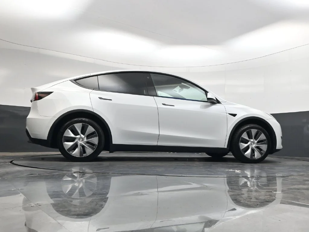 Used 2022  Tesla Long Range image 31