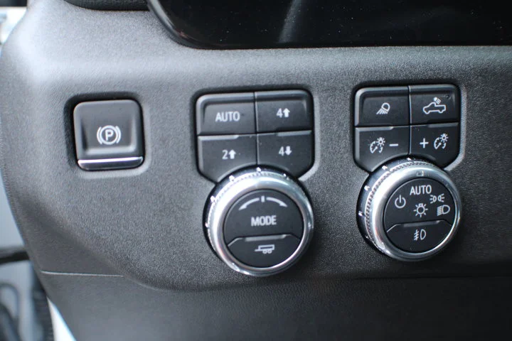 Used 2025 Summit White GMC SLT image 7