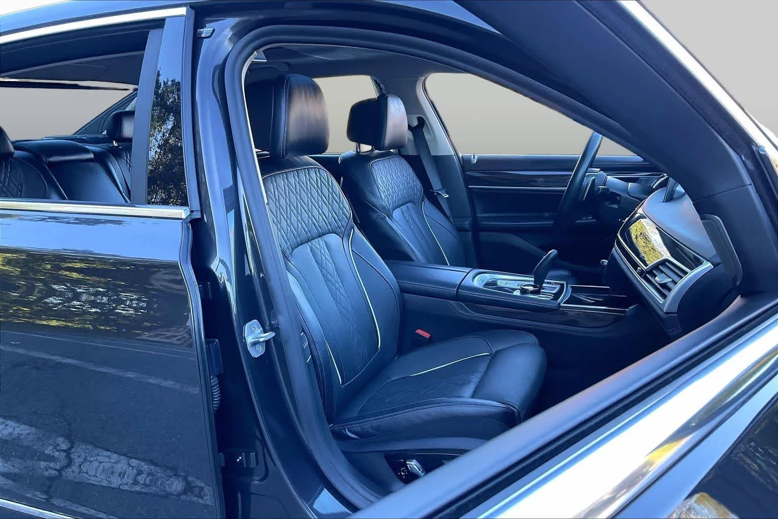 Used 2022 Dark Graphite Metallic BMW 750i xDrive image 8