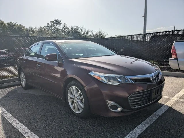 Used 2014  Toyota XLE image 1