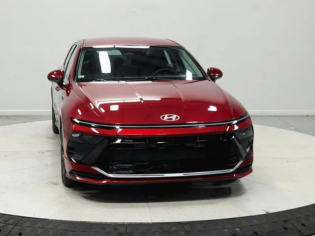 Used 2025 Red Hyundai SEL image 3