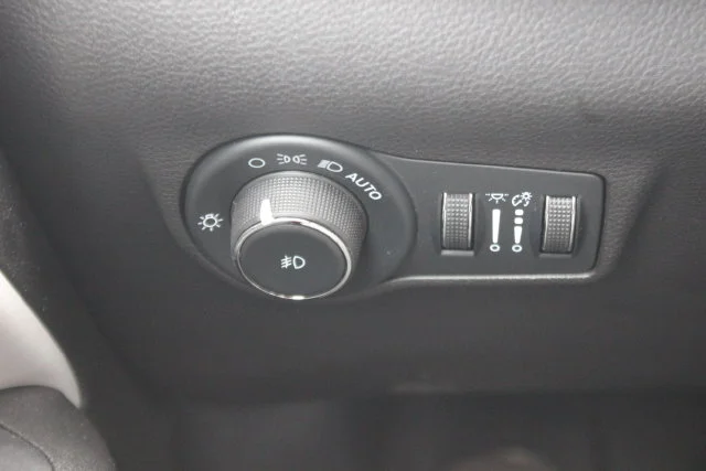 Used 2023 Silver Jeep Limited image 21