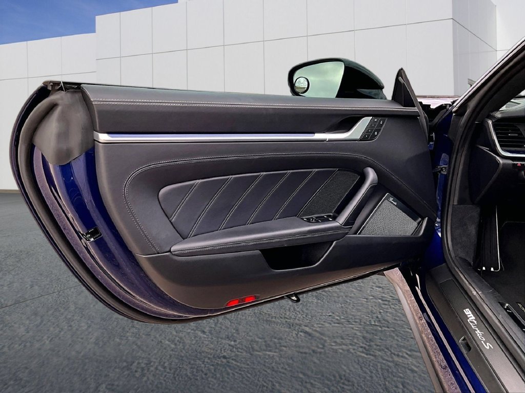 Used 2022  Porsche Turbo image 19