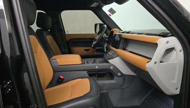 Used 2023 Black Land Rover X-Dynamic SE image 5