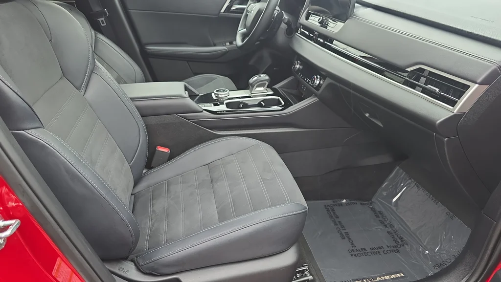 2025 Mitsubishi Outlander SE - Photo 16