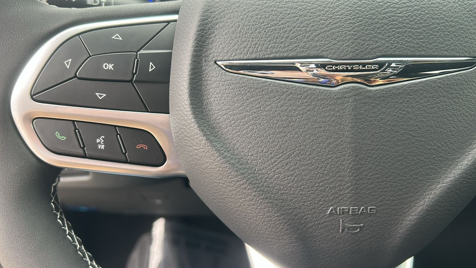 New 2026 Diamond Black Crystal Pearl-Coat Exterior Paint Chrysler Select image 19