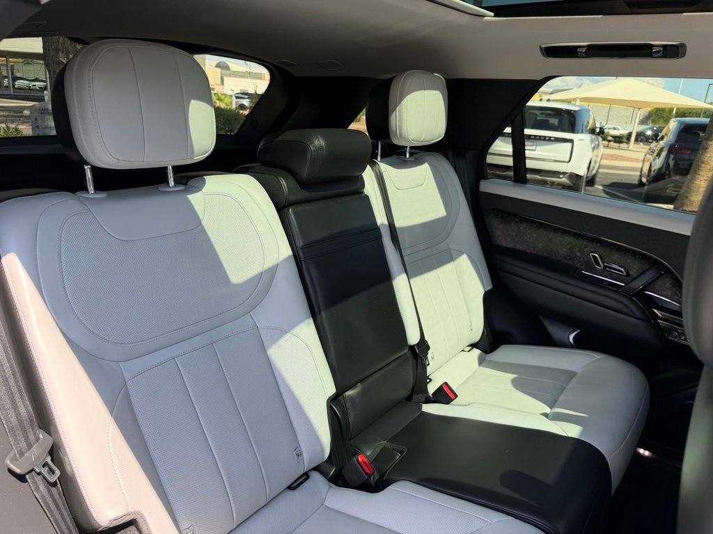 Used 2023 Green Land Rover SE Dynamic image 9