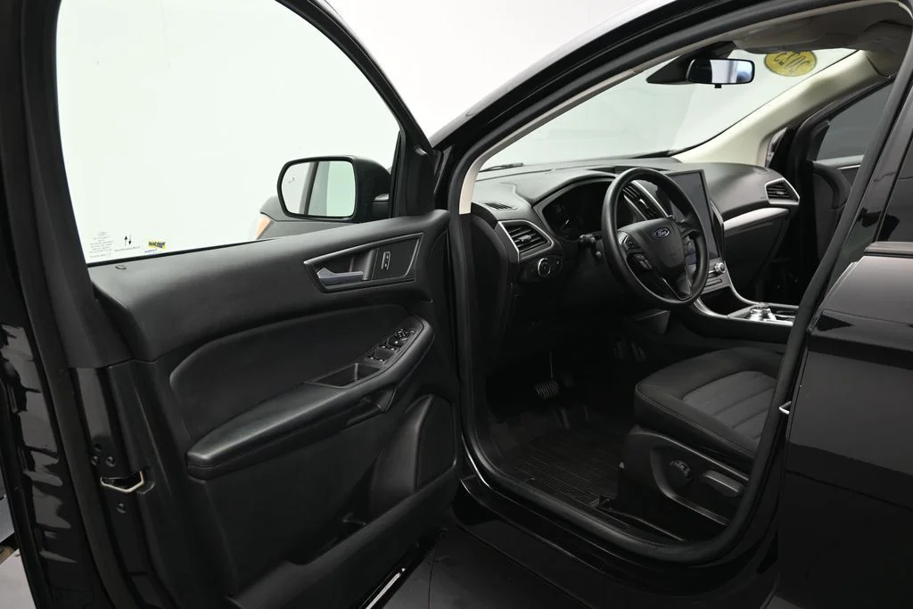 Used 2023 Black Metallic Ford SE image 12