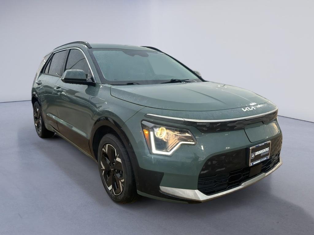 Used 2023 Cityscape Green Kia Wind image 3